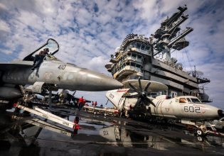 Χανιά: Κατέπλευσε στη Σούδα το θηριώδες αεροπλανοφόρο «Αϊζενχάουερ» – Αναμένεται και το «Σαρλ ντε Γκολ»