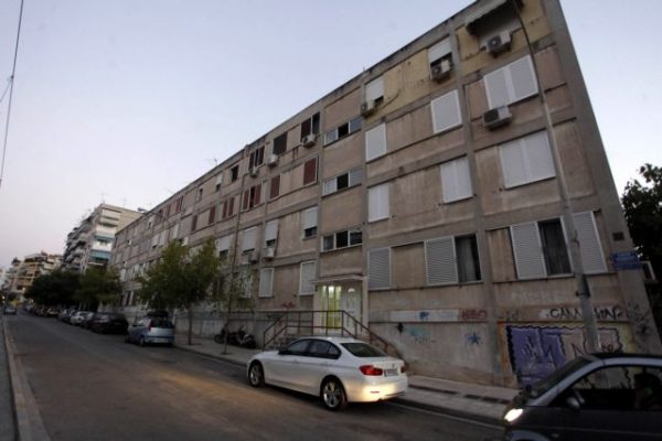 Εβγαλαν αυθαίρετες και κατεδαφιστέες τις προσφυγικές πολυκατοικίες που έχτισε το ίδιο το κράτος