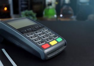 Χατζηδάκης: Έρχεται νομοθετική ρύθμιση που μειώνει κατά 50% τις χρεώσεις των τραπεζών στα POS