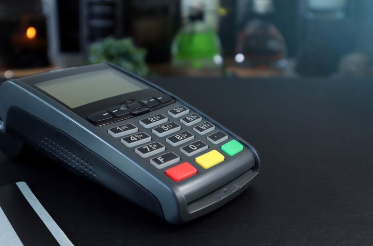 Χατζηδάκης: Έρχεται νομοθετική ρύθμιση που μειώνει κατά 50% τις χρεώσεις των τραπεζών στα POS