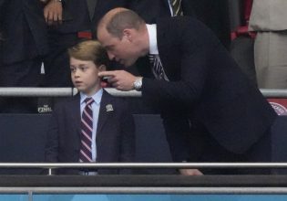 Ο πρίγκιπας Γουίλιαμ με τον Τζορτζ στο γήπεδο – Η πρώτη εμφάνιση μετά την αποκάλυψη της Κέιτ Μίντλετον