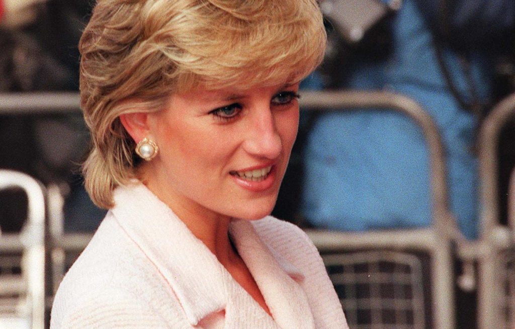 Έκθεση με σύνολα της πριγκίπισσας Νταϊάνα – Θα δημοπρατηθούν τον Ιούνιο