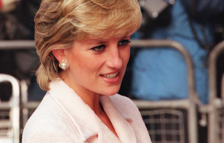 Έκθεση με σύνολα της πριγκίπισσας Νταϊάνα – Θα δημοπρατηθούν τον Ιούνιο