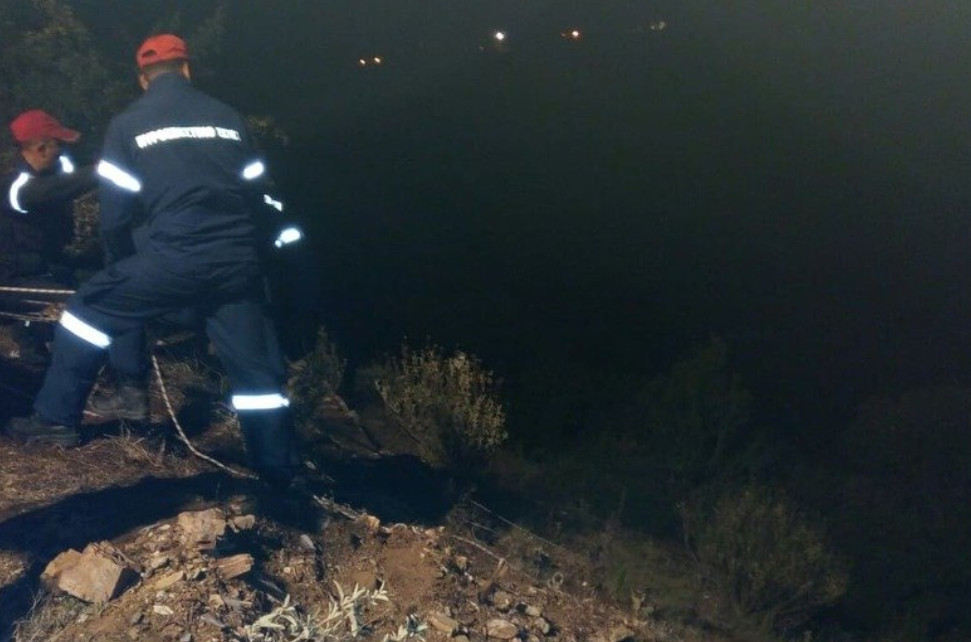 Δελφοί: Ολονύχτια επιχείρηση της Πυροσβεστικής για να απομακρύνει 27χρονη από απόκρημνο σημείο