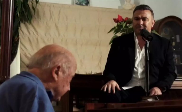 «Λύγισε» ο Αντώνης Ρέμος πλάι στον Μίμη Πλέσσα στο «Σπίτι με το MEGA» – «Έκλαψαν και οι δύο, φοβερή στιγμή»