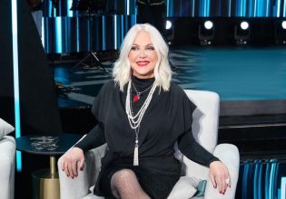 Βραβεύτηκε η Ρούλα Κορομηλά για την προσφορά της στο νησί της Σύρου