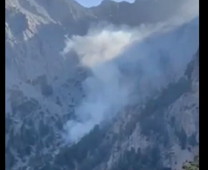 Κρήτη: Οριοθετήθηκε η φωτιά στο Φαράγγι της Σαμαριάς - Καίει σε δύσβατο σημείο