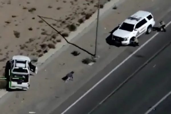 Καλιφόρνια: Η στιγμή που αστυνομικοί πυροβολούν έφηβη που τρέχει προς το μέρος τους για βοήθεια