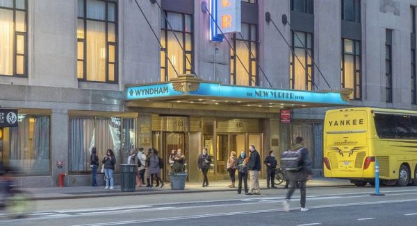 Επισκέπτης ξενοδοχείου της Νέας Υόρκης έμεινε πέντε χρόνια χωρίς σεντς και έγινε ιδιοκτήτης του