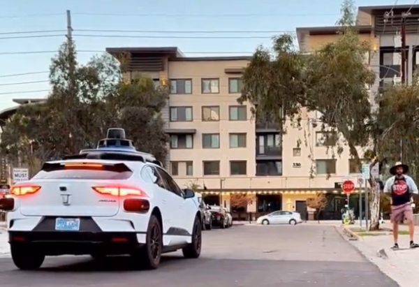 ΗΠΑ: Πώς αμερικανός influencer ξεγέλασε ρομποταξί επηρεάζοντας την κίνησή του