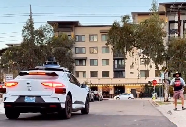 ΗΠΑ: Πώς αμερικανός influencer ξεγέλασε ρομποταξί επηρεάζοντας την κίνησή του