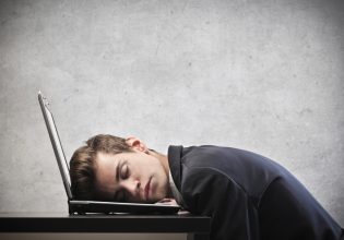 Τεμπελιά: Οι 3 συνήθειες που πρέπει να αλλάξεις για να γίνεις ξανά παραγωγικός