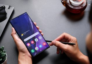 Τεστ προσωπικότητας: Πώς κρατάτε το smartphone σας, με το ένα ή με τα δύο χέρια; – Τι σημαίνει αυτό