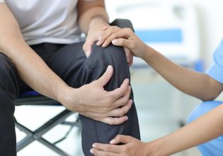 Πόνος στο γόνατο: Τι μπορείτε να κάνετε, τι πρέπει να γνωρίζετε
