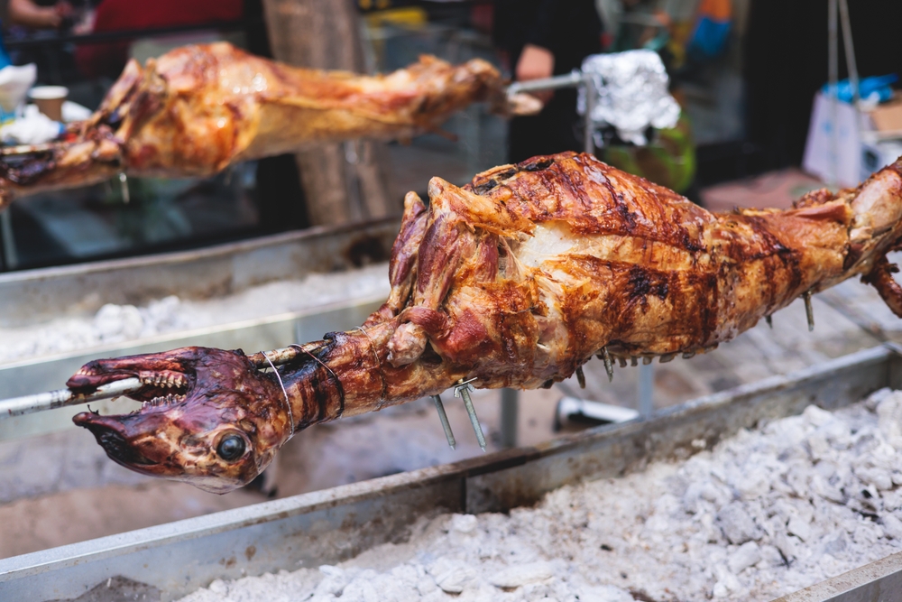 Αρνί του Πάσχα: Το κάρβουνο είναι το μυστικό για… τραγανή πετσούλα