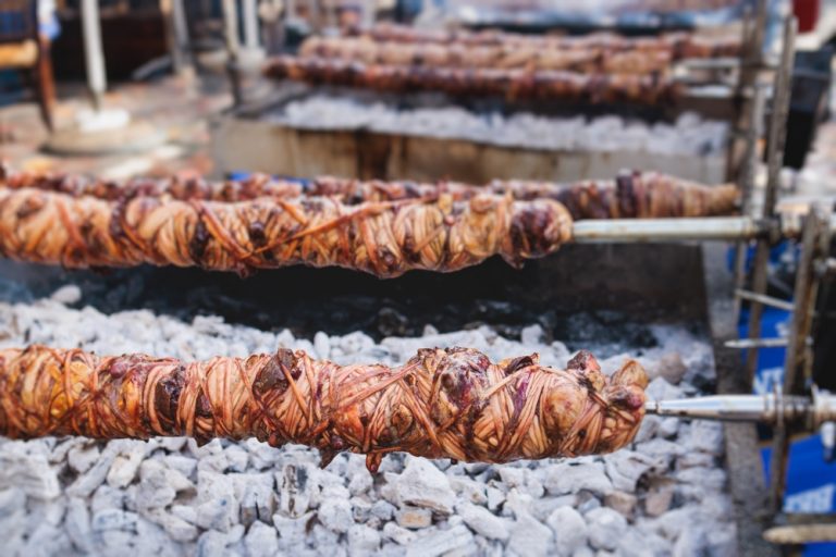 Σούβλισμα αρνιού: Πώς θα επιλέξετε την καλύτερη ψησταριά για τον οβελία