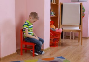 Έκλεινε τα παιδιά σε αποθήκη του παιδικού σταθμού για τιμωρία