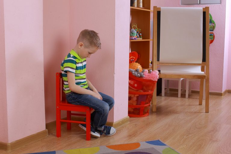 Έκλεινε τα παιδιά σε αποθήκη του παιδικού σταθμού για τιμωρία