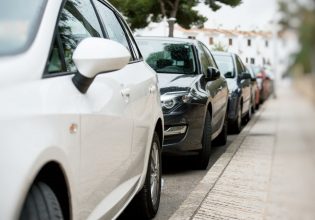 Αυτό είναι το λάθος που κάνουμε όλοι όταν παρκάρουμε – Η κίνηση που ξεχνάμε και μπορεί να μας κοστίσει ακριβά