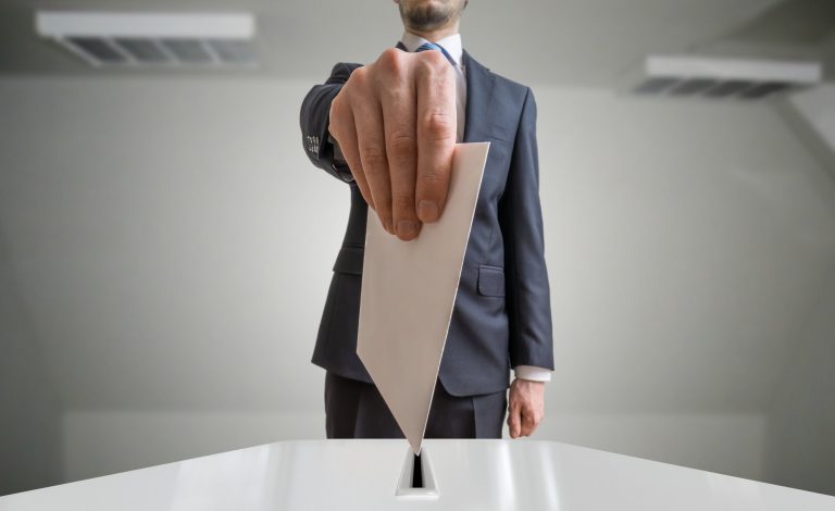 Ο Μητσοτάκης νικά στα σημεία τον Κανένα από τα… δεξιά και ο Κασσελάκης μετρά πόσο του στοίχισαν τα βαφτίσια