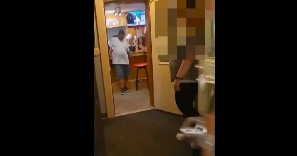 «Δεν μπορώ να αναπνεύσω» – Σοκαριστικό βίντεο από τη σύλληψη άνδρα που πέθανε ενώ βρισκόταν υπό κράτηση