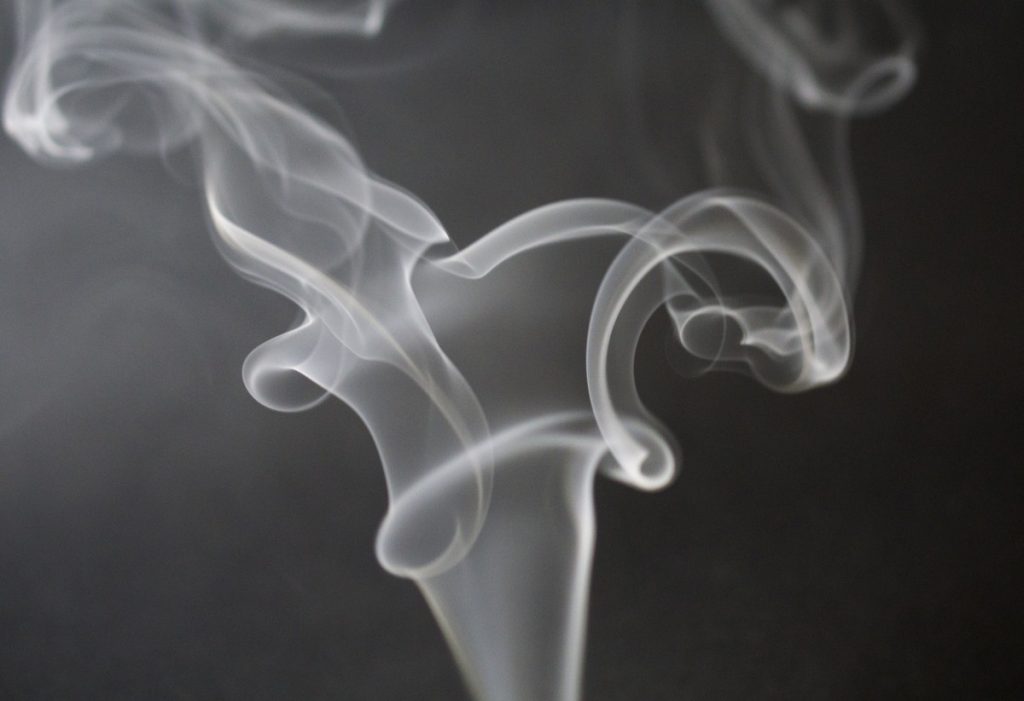 Παθητικό κάπνισμα: Έρευνα βρίσκει σύνδεση με την κολπική μαρμαρυγή