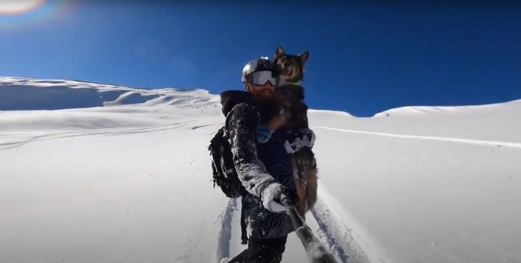 Viral: Για σνόουμπορντ στις Άλπεις αγκαλιά με τον σκύλο (video)