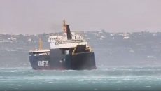 Σούδα: Πλοίο δίνει «μάχη» με τα κύματα για να δέσει στο λιμάνι – Καβοδέτης παρασύρθηκε από τον αέρα