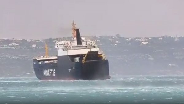 Σούδα: Πλοίο δίνει «μάχη» με τα κύματα για να δέσει στο λιμάνι – Καβοδέτης παρασύρθηκε από τον αέρα