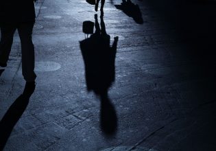 Stalking: Θύματα περιγράφουν πώς «έπεσαν» στα δίχτυα εμμονών «κυνηγών»