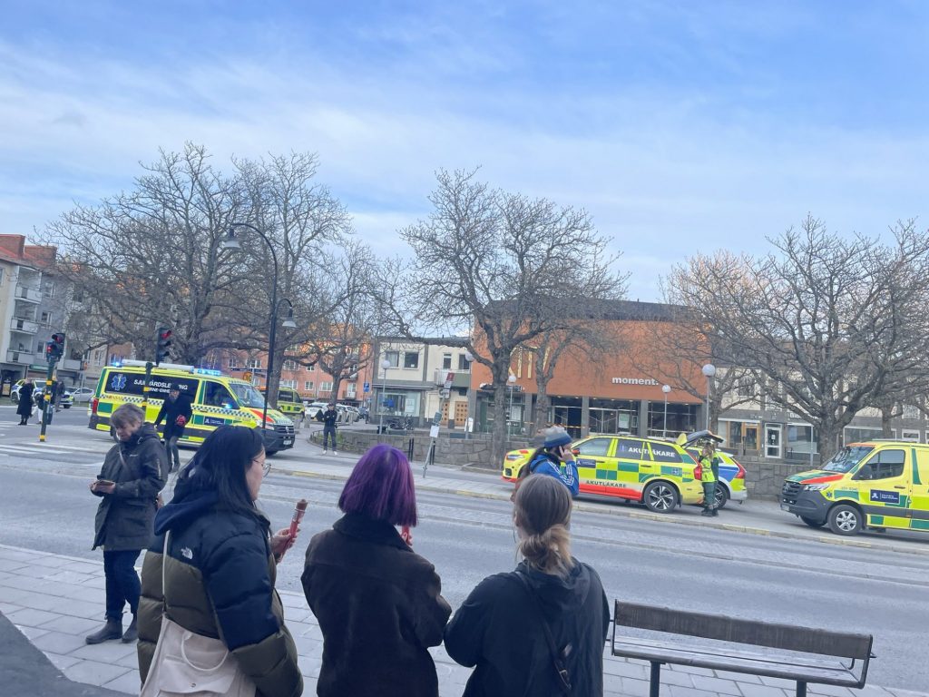 Σουηδία: Επίθεση με καπνογόνα μέσα σε θέατρο σε αντιφασιστική εκδήλωση