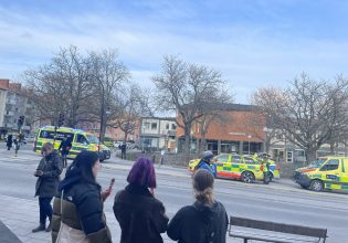 Σουηδία: Επίθεση με καπνογόνα μέσα σε θέατρο σε αντιφασιστική εκδήλωση