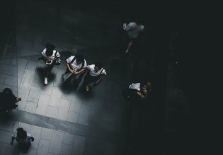 Η Αγγλία γυρνά την πλάτη στα παιδιά της που αμφιβάλλουν για την ταυτότητα του φύλου τους