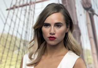 Η Suki Waterhouse αποκάλυψε το φύλο του μωρού της με τον Ρόμπερτ Πάτινσον στο Coachella
