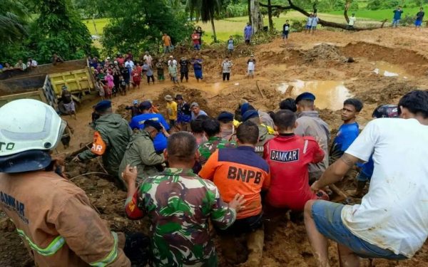 Ινδονησία: Τουλάχιστον 19 νεκροί και 2 αγνοούμενοι σε κατολίσθηση έπειτα από ισχυρές βροχοπτώσεις