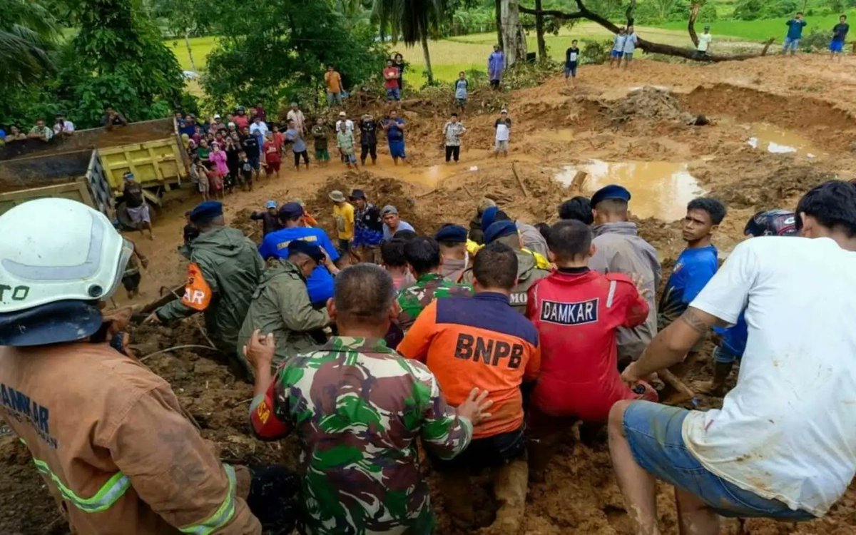 Ινδονησία: Τουλάχιστον 19 νεκροί και 2 αγνοούμενοι σε κατολίσθηση έπειτα από ισχυρές βροχοπτώσεις