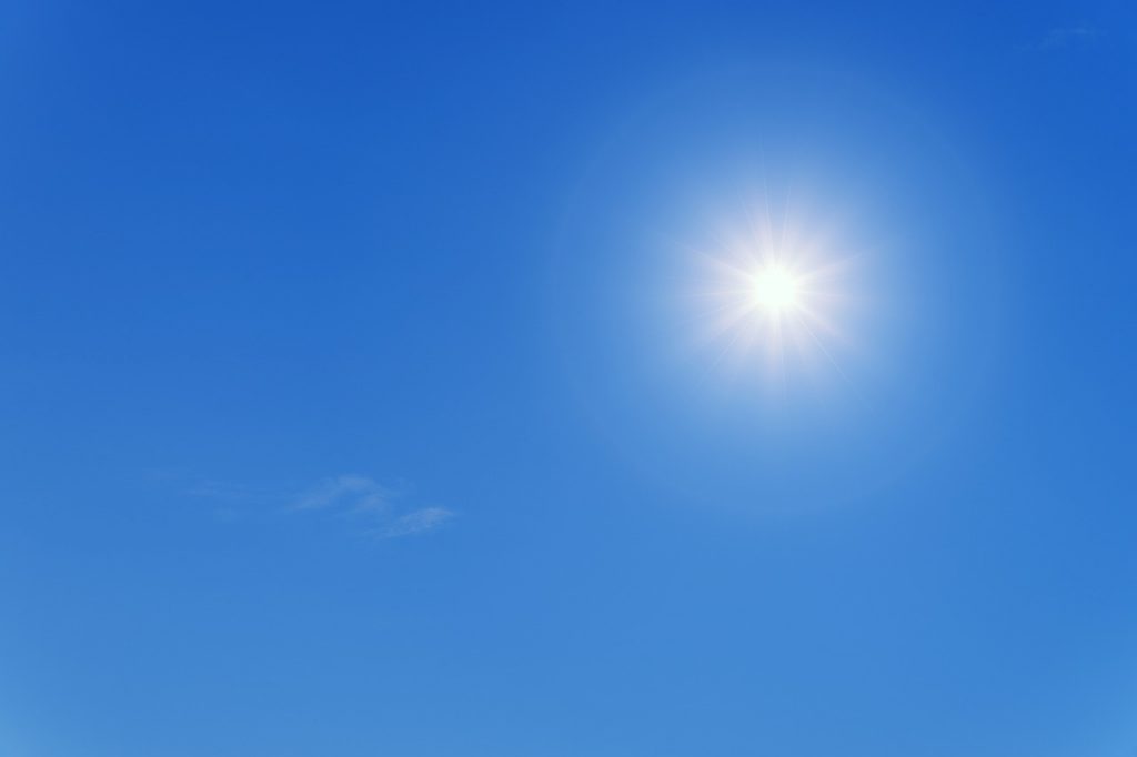 Καιρός: Ηλιοφάνεια και ζέστη σήμερα – Σε ποιες περιοχές θα ξεπεράσει η θερμοκρασία τους 30 βαθμούς Κελσίου