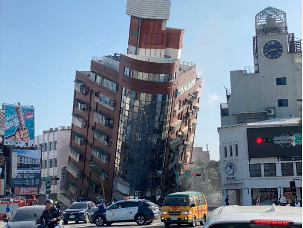 Ταϊβάν: Τρομερές εικόνες με κατάρρευση κτιρίων από σεισμό 7,2 Ρίχτερ - Προειδοποίηση για τσουνάμι στην Ιαπωνία