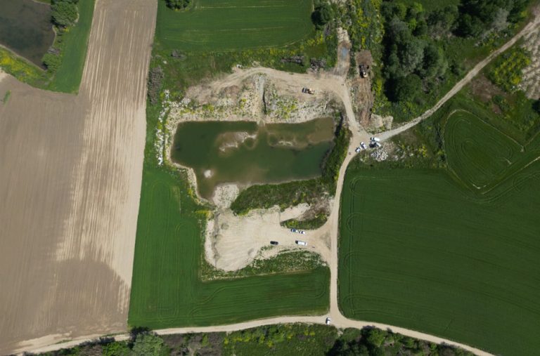 Τέμπη: Τρία εκπαιδευμένα σκυλιά σε αναζήτηση DNA στο οικόπεδο που μεταφέρθηκαν τα χώματα