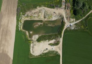 Τέμπη: Τρία εκπαιδευμένα σκυλιά σε αναζήτηση DNA στο οικόπεδο που μεταφέρθηκαν τα χώματα