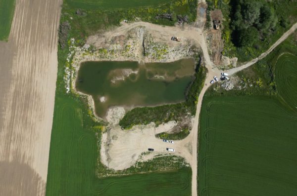 Τέμπη: Τρία εκπαιδευμένα σκυλιά σε αναζήτηση DNA στο οικόπεδο που μεταφέρθηκαν τα χώματα