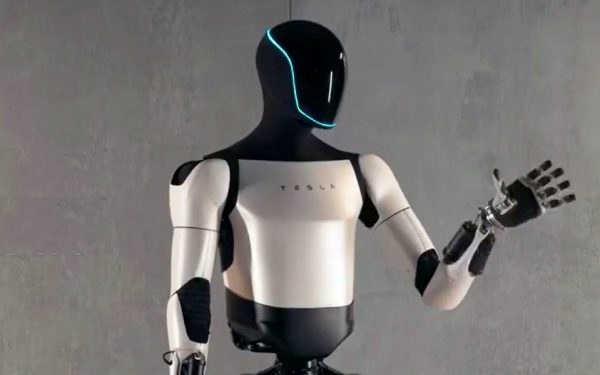 Tesla: Ο Μασκ λέει πως το ρομπότ Optimus θα είναι έτοιμο το 2025