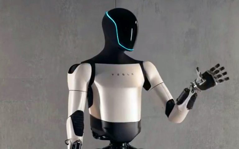 Tesla: Ο Μασκ λέει πως το ρομπότ Optimus θα είναι έτοιμο το 2025