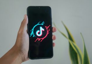 Ο σιωπηλός «βασιλιάς» του TikTok και το viral βίντεο με τον Αντετοκούνμπο 