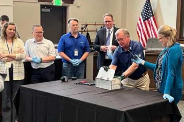 ΗΠΑ: Χρονοκάψουλα 104 ετών βρέθηκε κατά τη διάρκεια κατεδάφισης σχολείου στη Μινεσότα