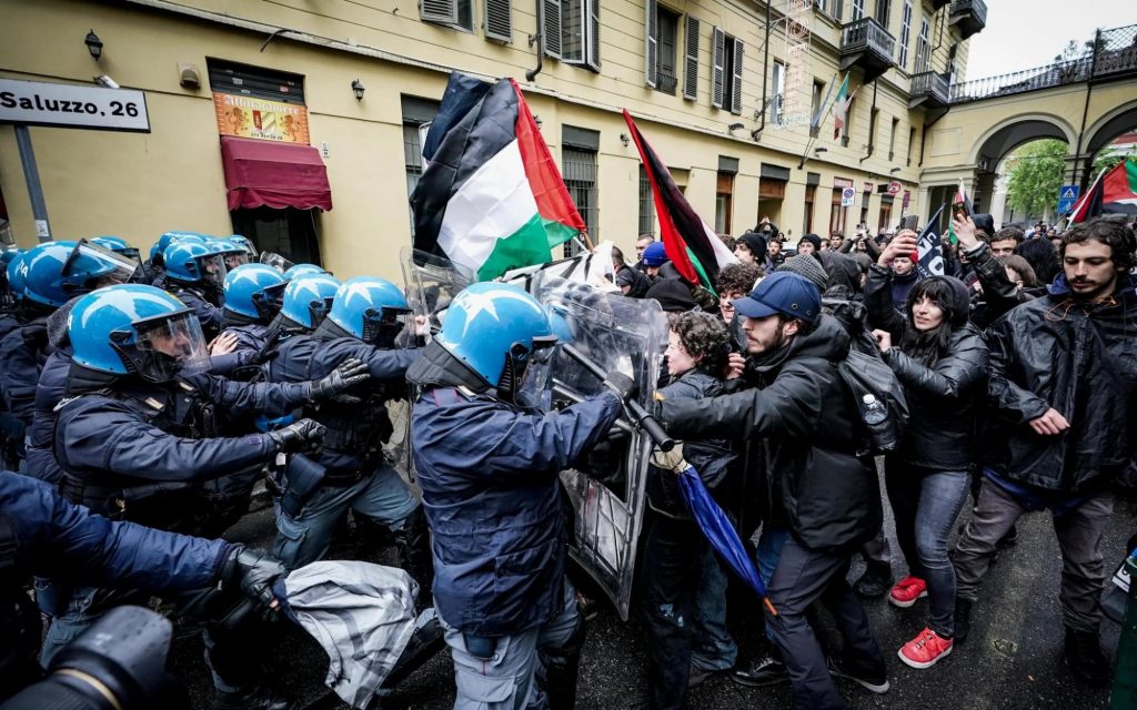Ιταλία: Επεισόδια στο Τορίνο – Συμπλοκές αστυνομικών με φοιτητές που διαδήλωναν υπέρ της Παλαιστίνης