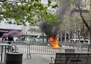 ΗΠΑ: Ένα άτομο αυτοπυρπολήθηκε έξω από δικαστήριο την ώρα εκδίκασης υπόθεσης εις βάρος του Ντόναλντ Τραμπ