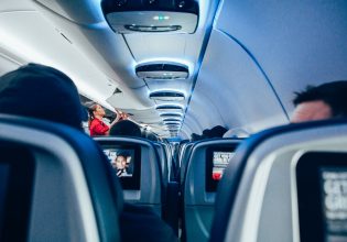 Αεροσυνοδός συμβουλεύει τι δεν πρέπει να φοράτε ποτέ σε πτήσεις για να είστε ασφαλείς