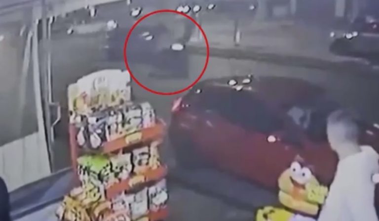 Ίλιον: Τροχαίο με εγκατάλειψη – Βίντεο από την στιγμή της παράσυρσης