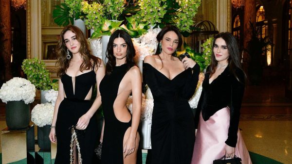 Ελισάβετ και Ειρήνη Τσάκου: Oι κούκλες κόρες της Σίλιας Κριθαριώτη πόζαραν με την Ratajkowski και τη ξεπέρασαν